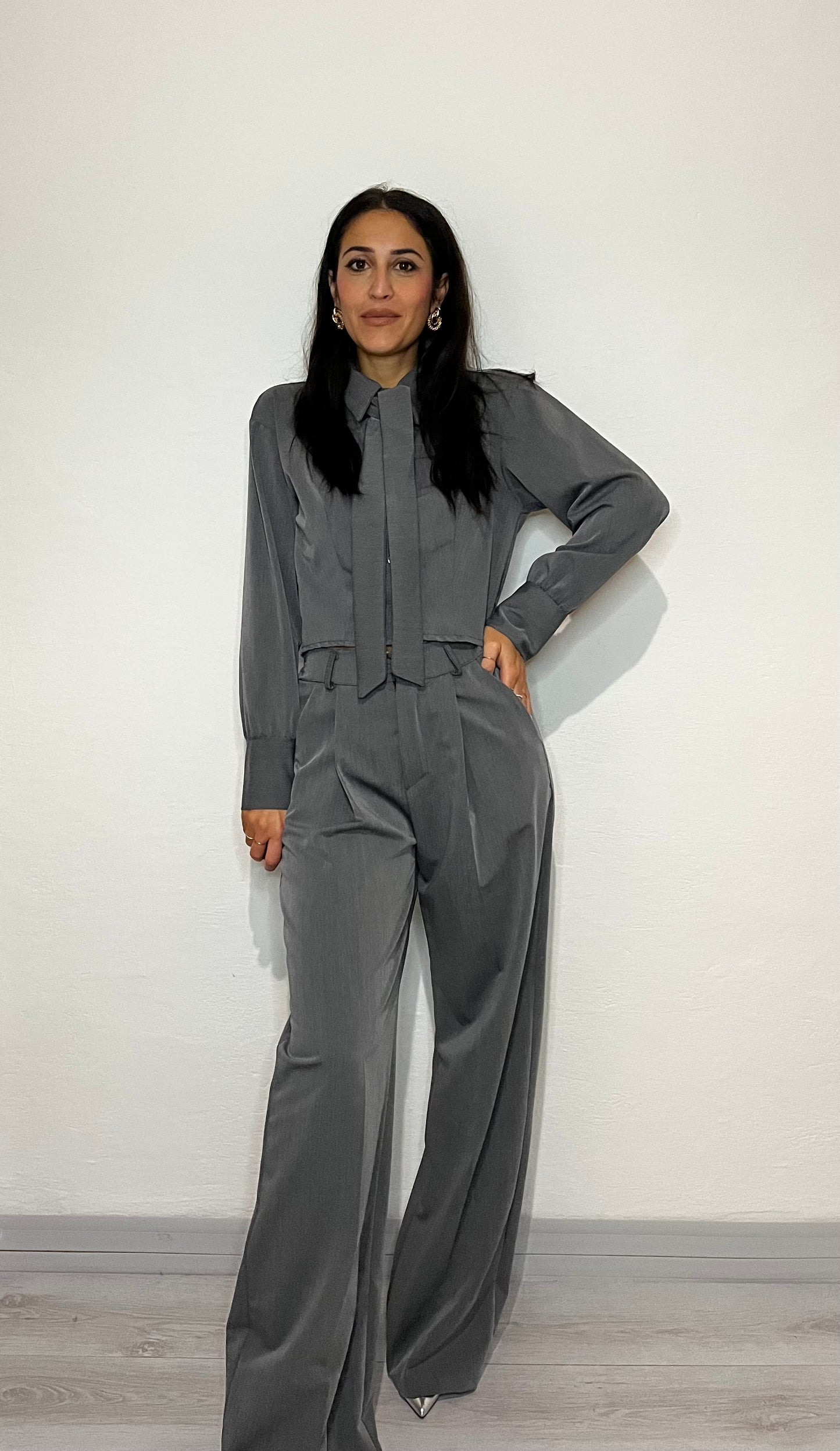 Pantalone con pieghe gamba ampia